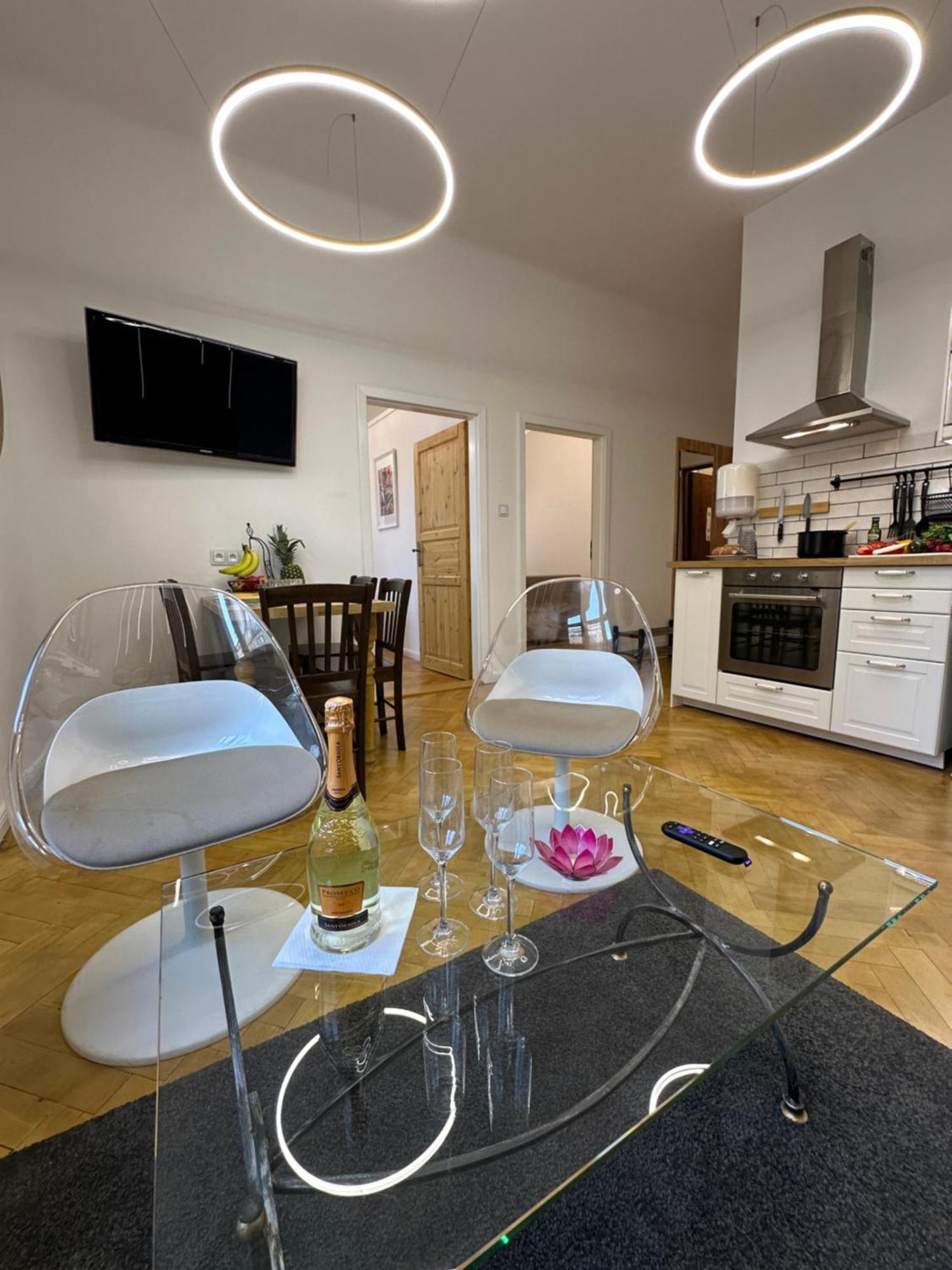 Karlin Oasis 2-Bedroom Apartment Praag Buitenkant foto