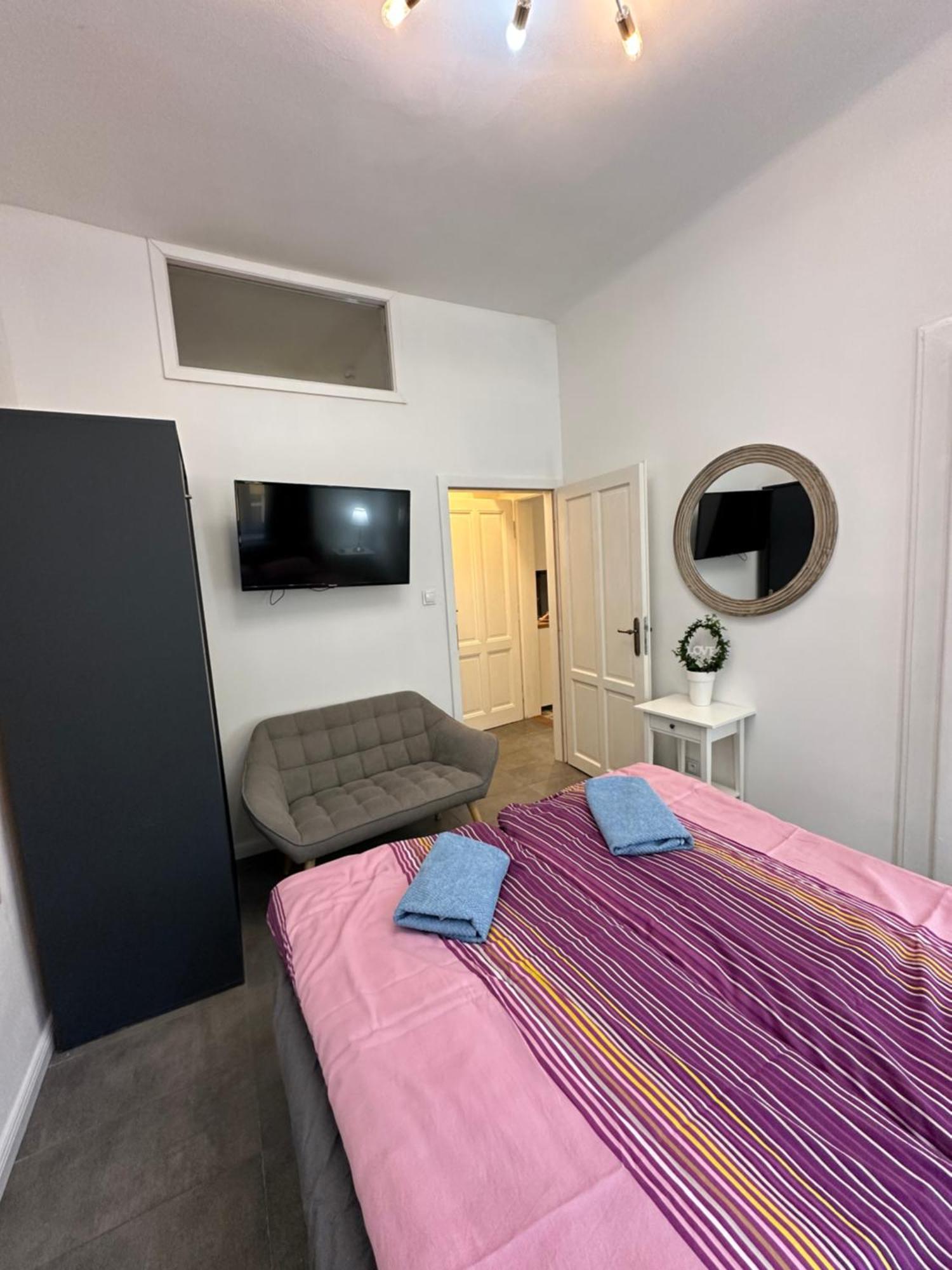 Karlin Oasis 2-Bedroom Apartment Praag Buitenkant foto